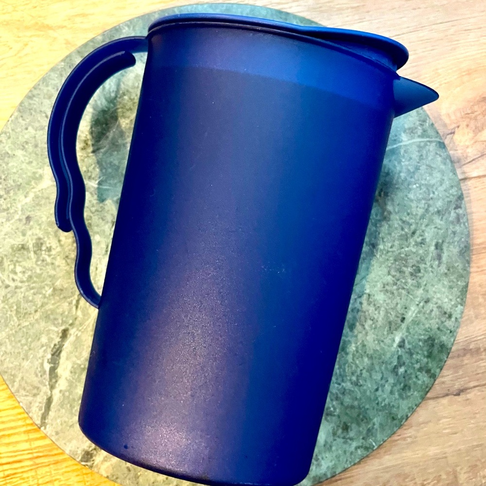 Tupperware Colbalt Blue 2.1 L / 8 3/4 cup pitcher